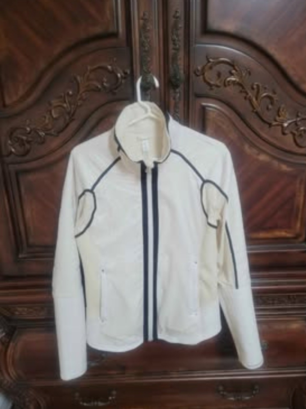 Lululemon women's lightweight jacket with contrast trim